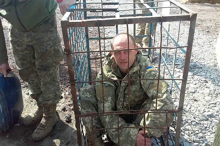 Солдат ВСУ в клетке