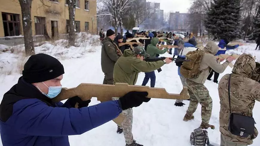 Украинец с деревянным автоматом