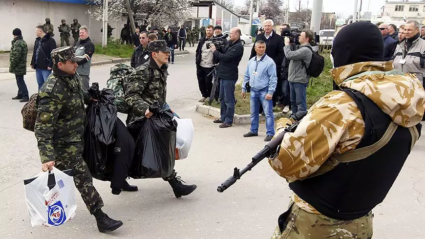 Украинские военные покидают Крым - март 2014 года