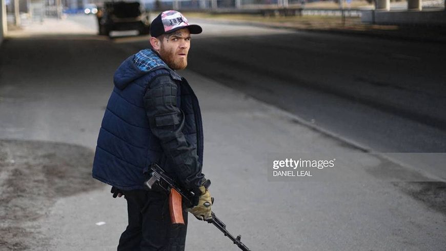 Человек с автоматом в Киеве