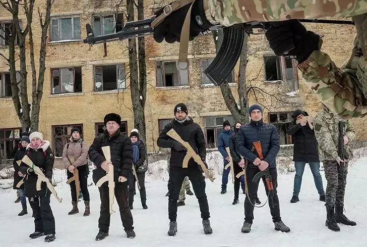 Украинцы с деревянными автоматами