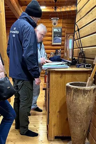 обыск у коломойского следователь в носках