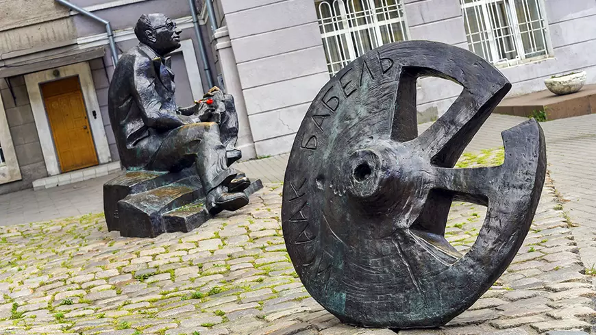 Памятник Бабелю в Одессе