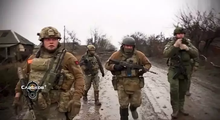 Алексей Мильчаков со своей разведгруппой на боевом задании