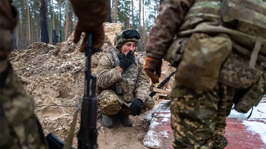 украинец военный курит на корточках