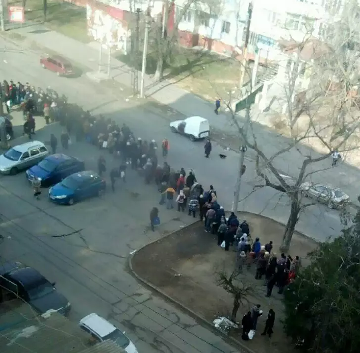 Очередь за гуманитарной помощью в Херсоне
