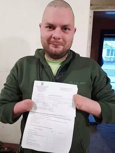 парень без рук с повесткой