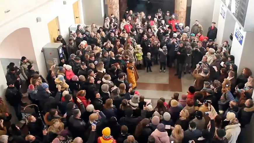 Песенный флешмоб на вокзале