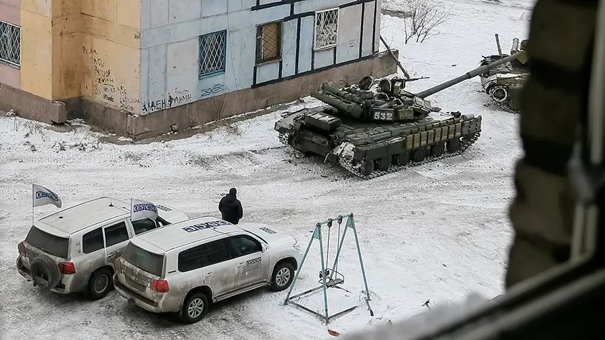 Наблюдатели ОБСЕ и украинский танк