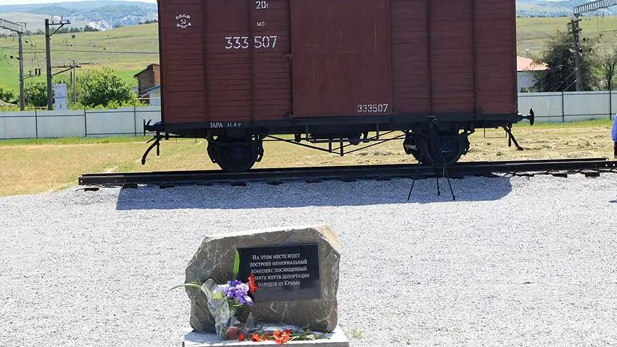 Временный памятный знак «Теплушка» на станции Сирень