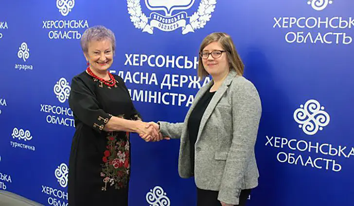 Валентина Сичевая и Лиса Тамвуд в Херсоне