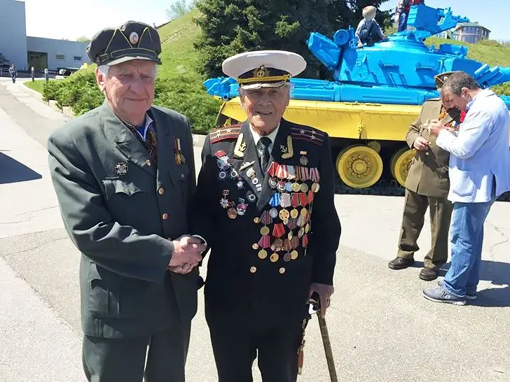 Ветеран пожимает руку бандеровцу