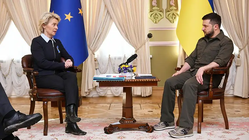 Небритый Владимир Зеленский в женских кроссовках