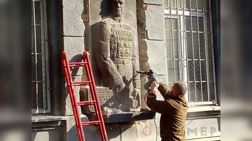 Демонтаж барельефа Жукова в Одессе