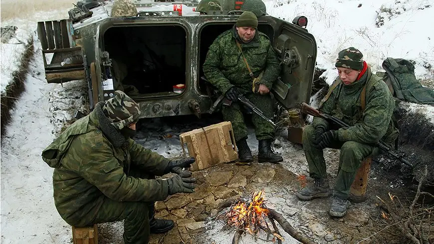 Трое у костра в камуфляже