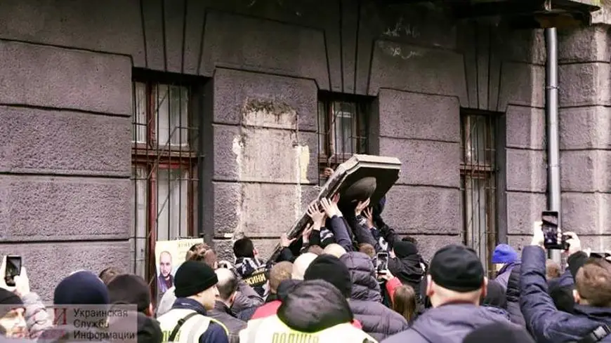 Одесса 4 февраля 2020 - демонтаж памятной доски Жукова