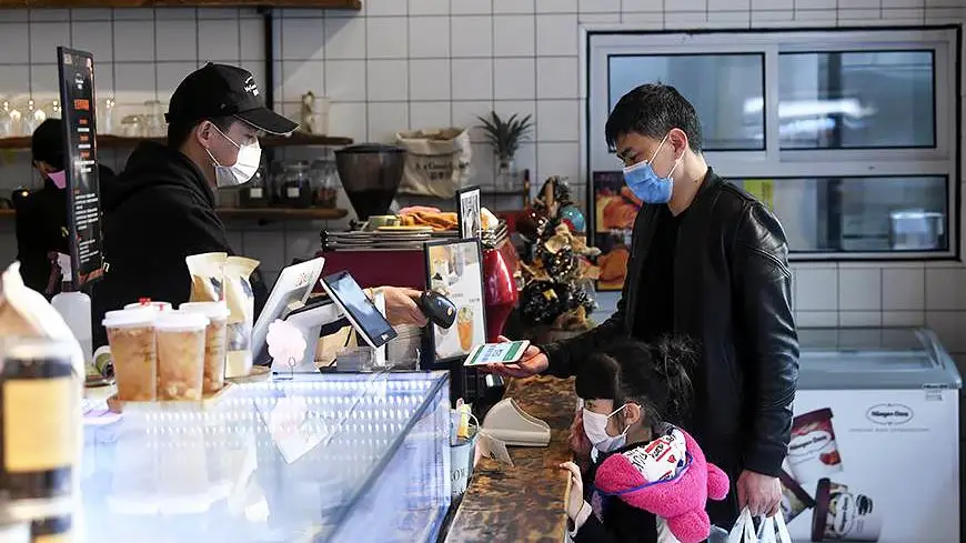 В Китае в маске в магазине.