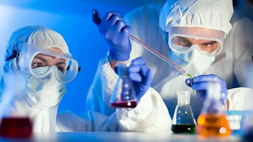 ученые за работой