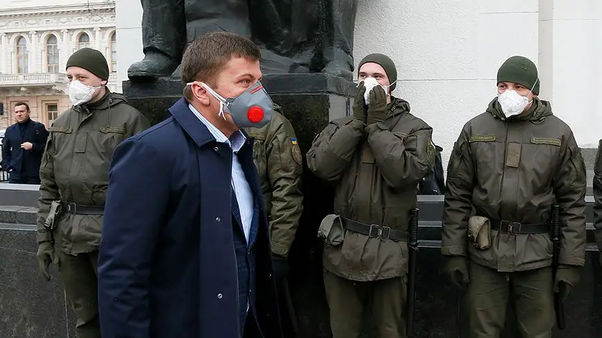 чиновник в маске