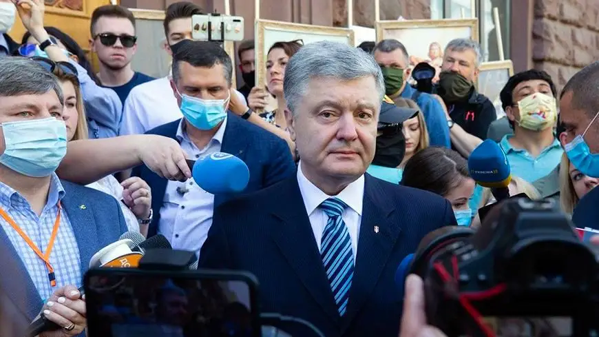 Петру Порошенко вручают подозрение