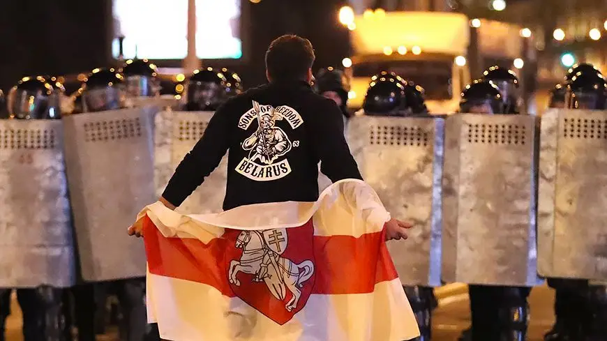 протестующий в Минске
