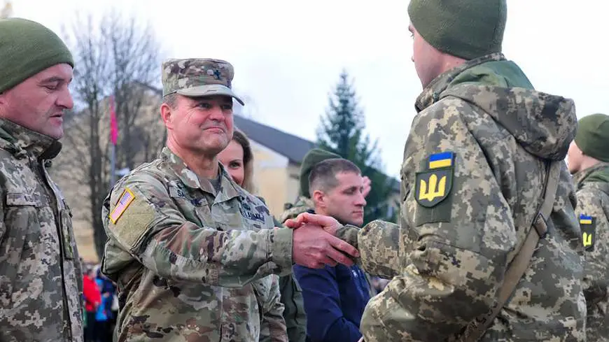 американец и украинский военный