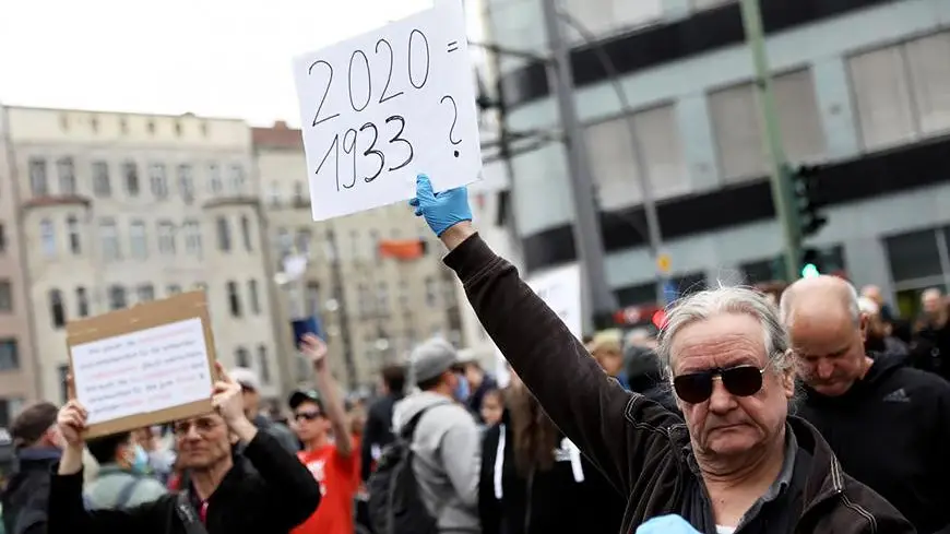 Протестующий в Берлине