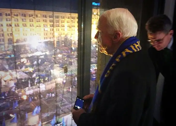 Джон Маккейн смотрит на майдан