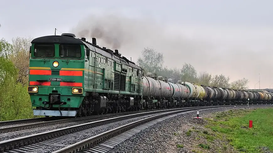 тепловоз с цистернами