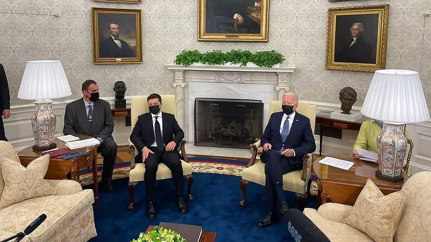 Джозеф Байден и Владимир Зеленский в масках