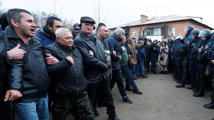 Жители Новых Санжар против нацгвардейцев