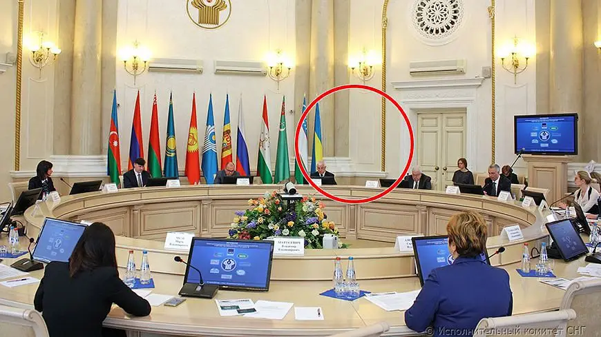 Флаг Украины и пустой стул для представителя Киева в СНГ