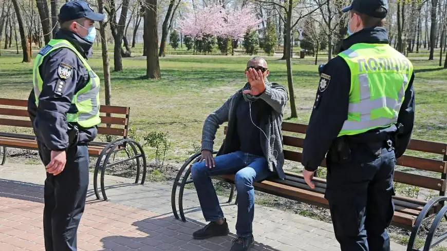 полиция и человек без маски