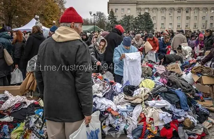 тряпки на центральной площади Херсона