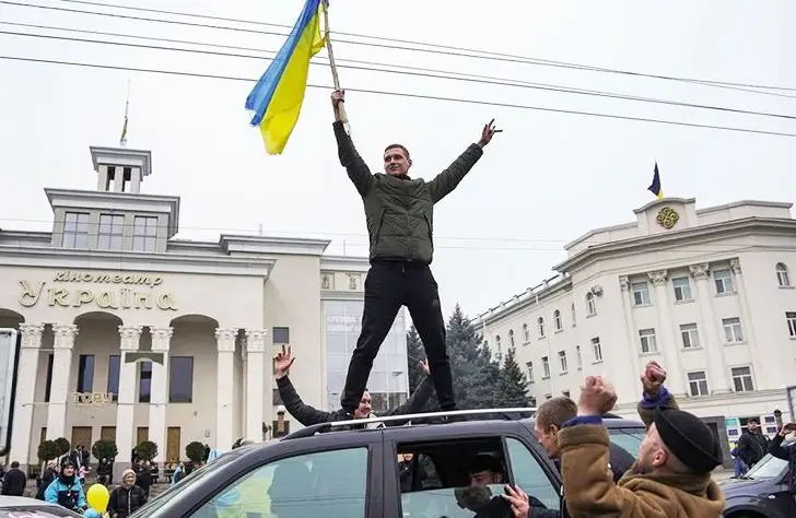 майдаун с флагом в херсоне