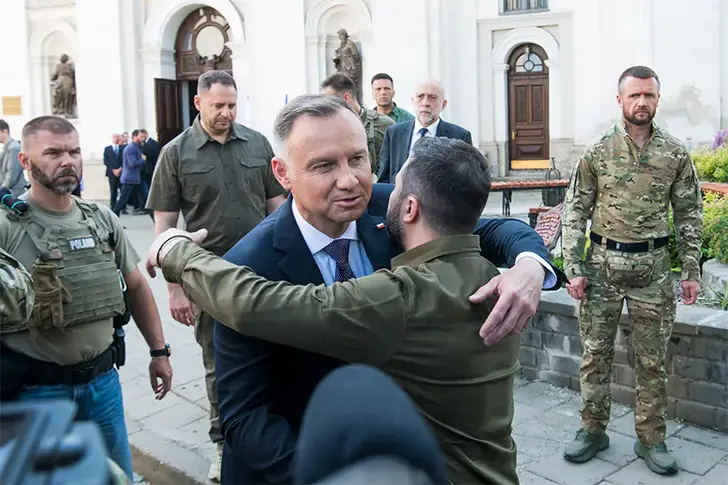 Дуда обнимает Зеленского