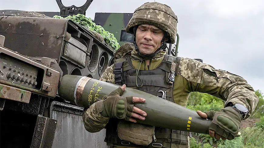 Солдат ВСУ у французской гаубицы «Цезарь».