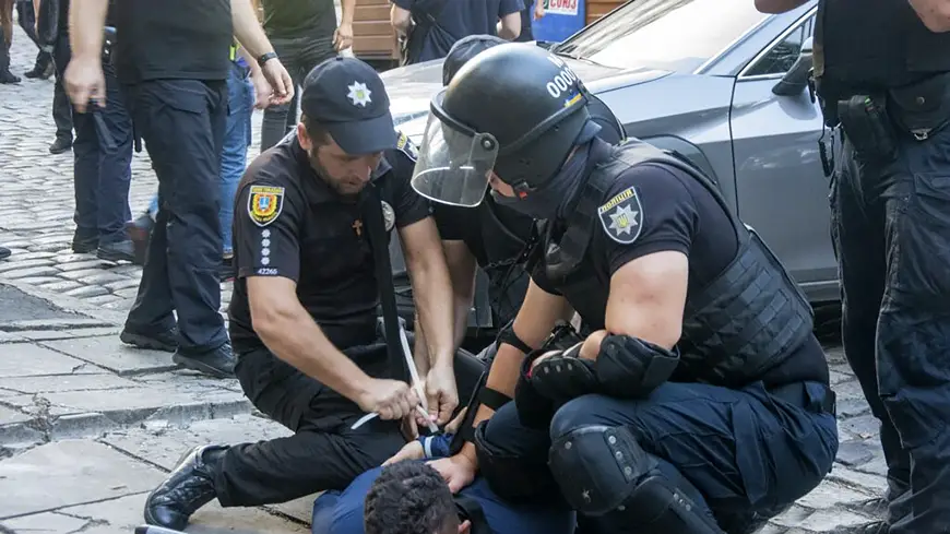 полицейские крутят руки