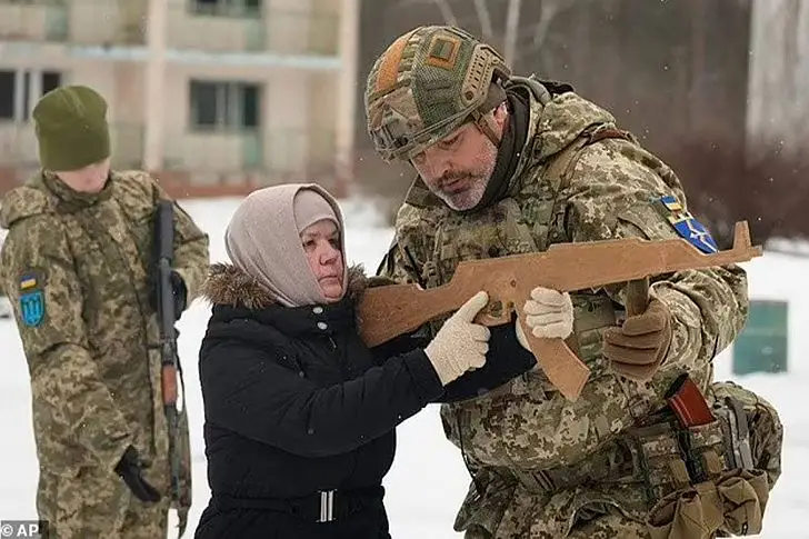 Бабушка с автоматом