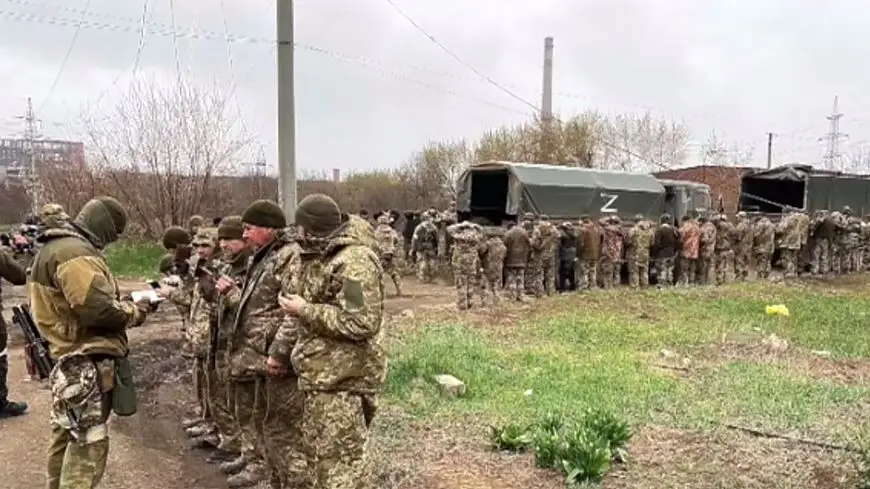 Сдача в плен украинцев в Мариуполе