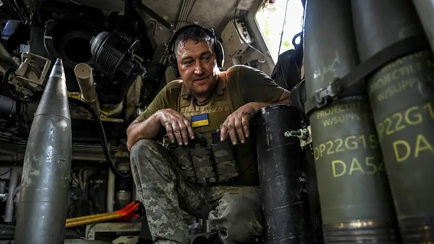 украинский военный в танке