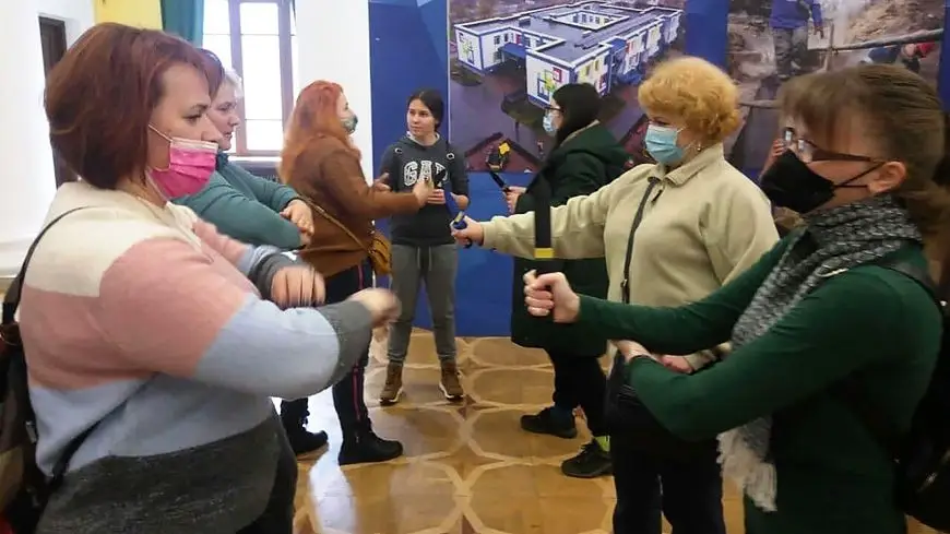 Женщины в Киеве учатся ножевому бою