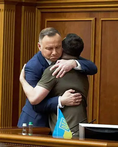 Дуда обнимает Зеленского