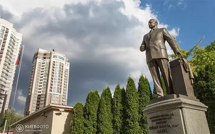 Памятник Гейдару Алиеву в Киеве