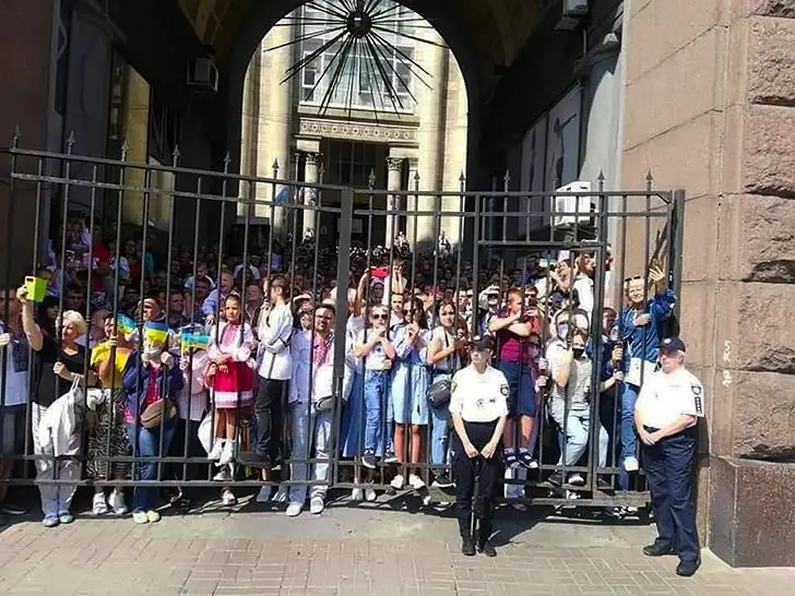 Украинцы слушают Андреа Бочелли в День независимости Украины, 24 августа 2021 года в Киеве.