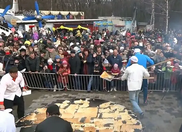 Русские едят блины с лопаты за забором