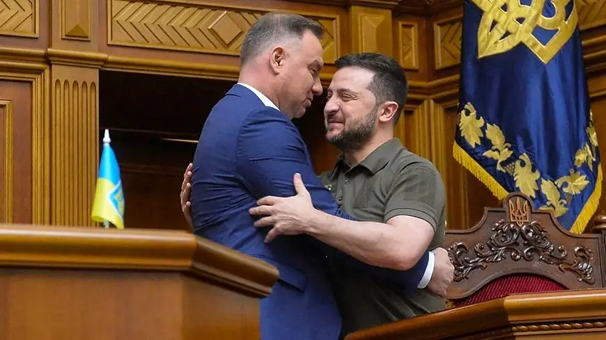 Дуда и Зеленский обнимаются