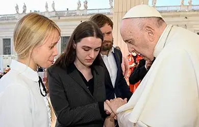 жены укронацистов встречаются с папой