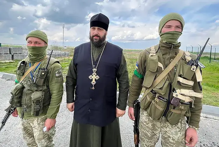 Клирик Одесской епархии УПЦ протоиерей Илья Манита привёз украинским бойцам бронежилеты, 21 апреля 2022 года.