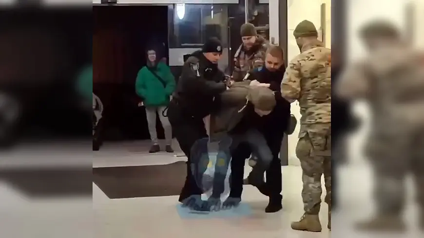 мужика мобилизуют на улице на Украине